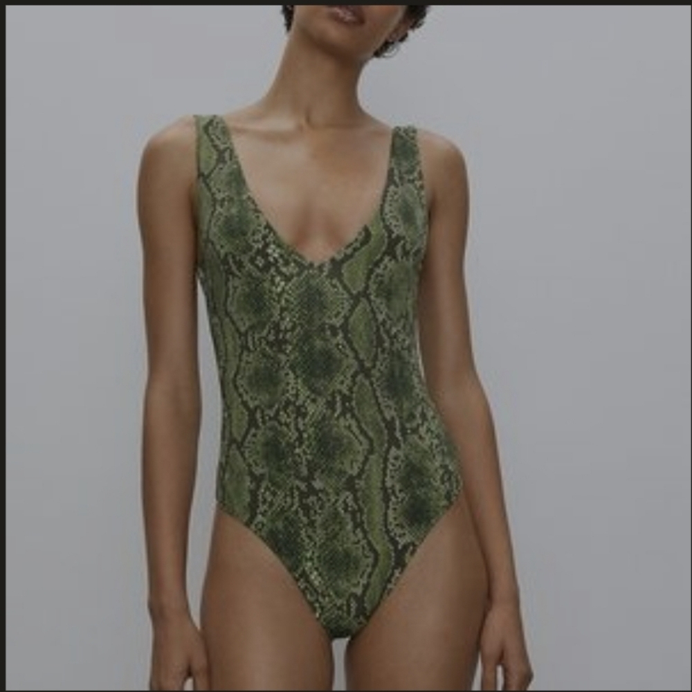 Babaton Contour V-neck Bodysuit size S